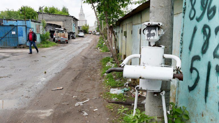 Un taller de reparación de autos en Moscú. En algunos lugares de Rusia ya empiezan a tolerarlos.