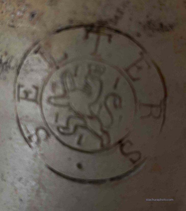 El agua mineral encontrada estaba sellada en botellas de cerámica con el logo de la marca alemana Selters. Foto: @omasz.stachura El agua mineral encontrada estaba sellada en botellas de cerámica con el logo de la marca alemana Selters. Foto: @omasz.stachura