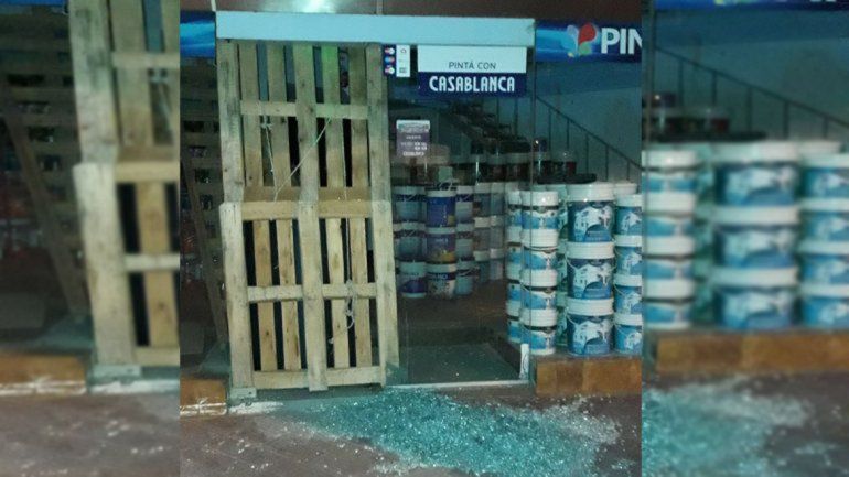 El blíndex de la pinturería del Bajo quedó totalmente destruido.