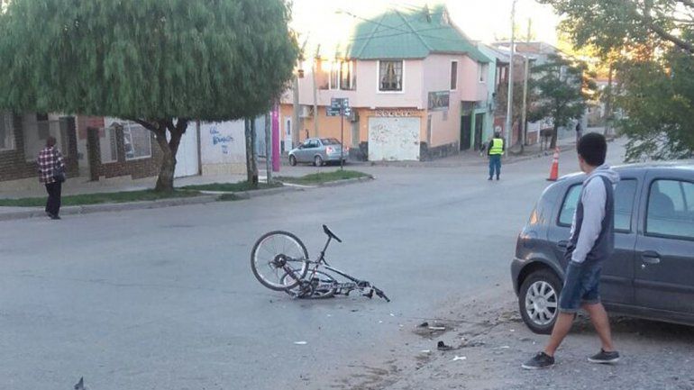 La sacó barata: un auto chocó a un ciclista pero sólo tuvo heridas leves