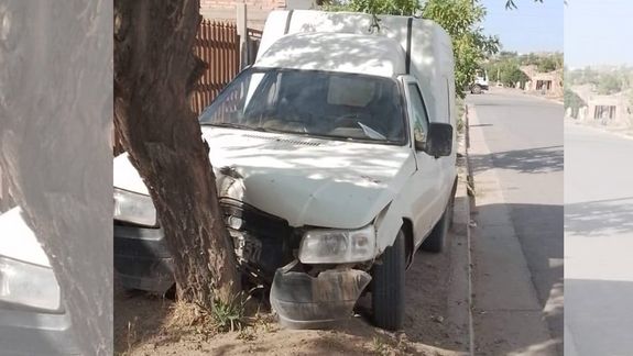 Borracho y sin licencia chocó su camioneta contra un árbol