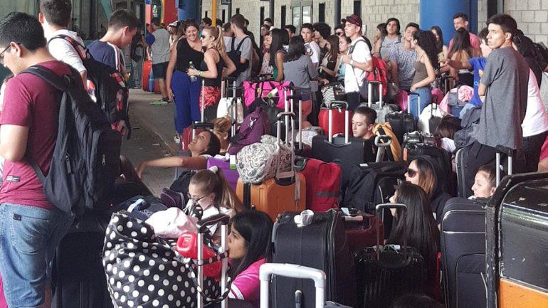 Egresados del Alto Valle quedaron varados en Buenos Aires y hay bronca