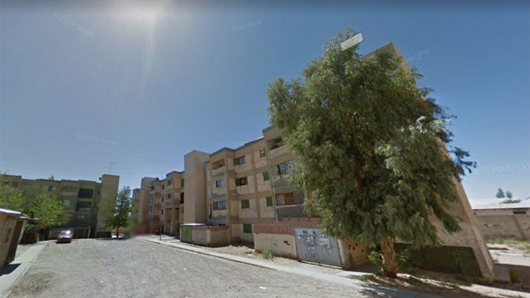 Estaba en el balcón y sufrió un disparo en una mano