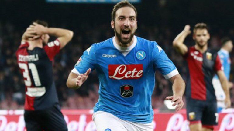 Con dos goles de Higuaín, el Napoli ganó y se acerca a la cima