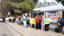 Docentes y familias rechazan el cierre del jardín de infantes. Docentes y familias rechazan el cierre del jardín de infantes.