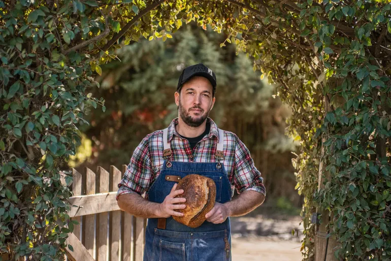Juan cambió el teatro y el cine por la panificación con fermentación natural.