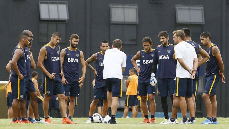 El plantel escucha atento a su técnico. Hoy necesita un respaldo en la cancha para seguir en su puesto.