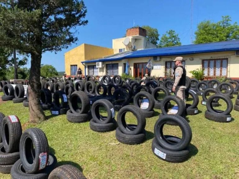 Los contrabandistas fueron detenidos en en el kilómetro 1443 de la Ruta 12, de la provincia de Misiones. Los contrabandistas fueron detenidos en en el kilómetro 1443 de la Ruta 12, de la provincia de Misiones.