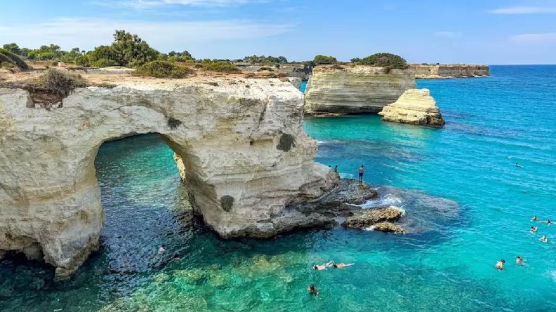 El incónico arco de piedra caliza se derrumbó como consecuencia de las tormentas que azotan el sur de Italia. | LM Neuquen El incónico arco de piedra caliza se derrumbó como consecuencia de las tormentas que azotan el sur de Italia.