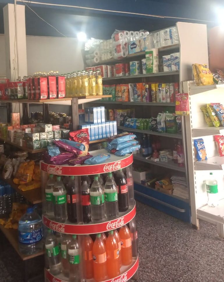 Los ladrones se llevaron más de 90 mil pesos en mercadería. Los ladrones se llevaron más de 90 mil pesos en mercadería.