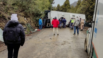 El vuelco en Villa Traful dejó decenas de heridos de distinta gravedad.