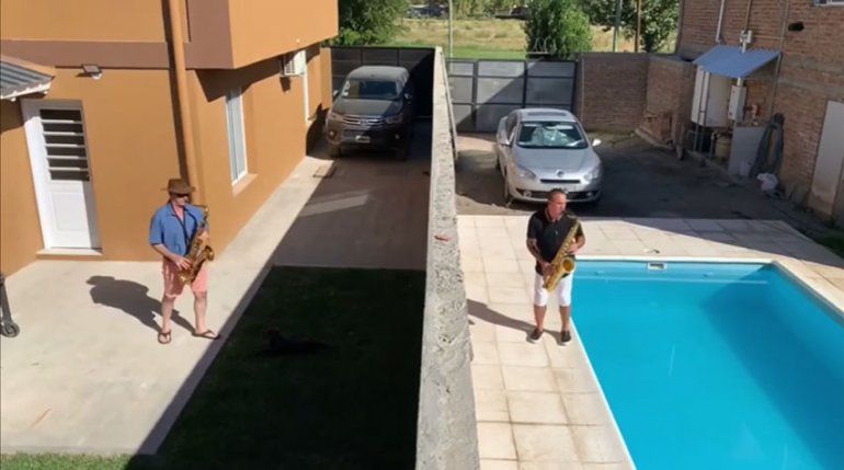 Los hermanos Bongiovani tocaron para los vecinos cada uno desde su patio