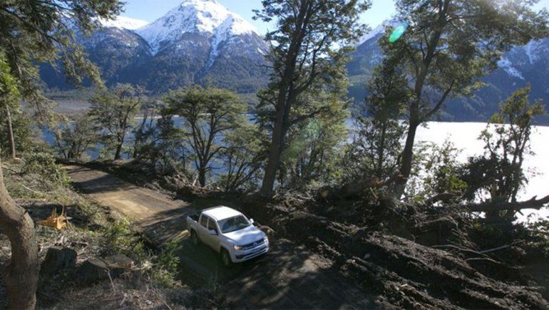 Vecinos de Villa Traful reclaman que en la ruta hay pozos donde prácticamente entra un auto