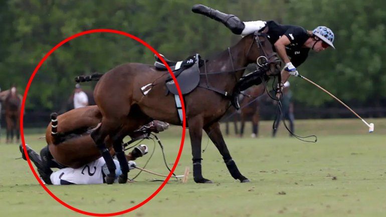 Fue aplastado por su yegua en medio de un partido y quedó inconsciente