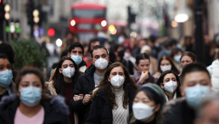 Los británicos sugieren convivir con el Covid
