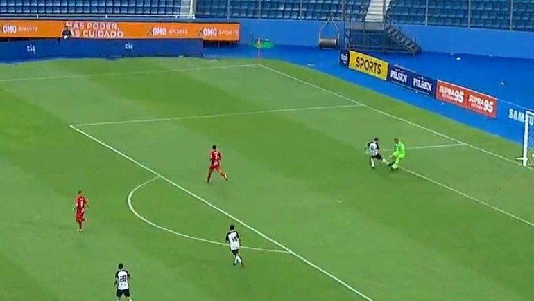 ¿El blooper del año? Juan Pablo Carrizo no aprende más: quiso gambetear y la fue a buscar adentro