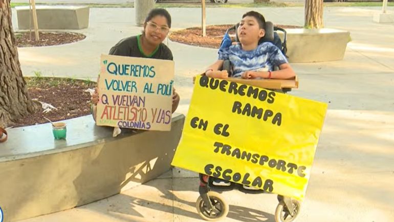Reclaman transportes adaptados con rampas en Centenario