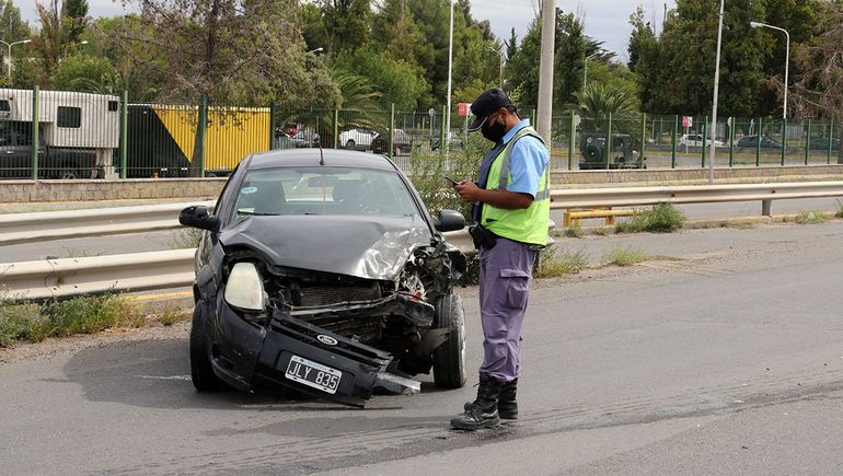 Una mujer herida tras un fuerte choque sobre la ex Ruta 22