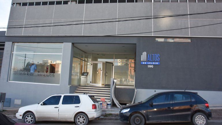 El edificio Altos de Leloir está sobre la calle Maestros Neuquinos al 1100.