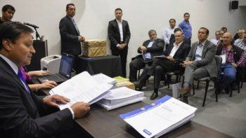 Gutiérrez y los funcionarios neuquinos, ayer, en la apertura de sobres.