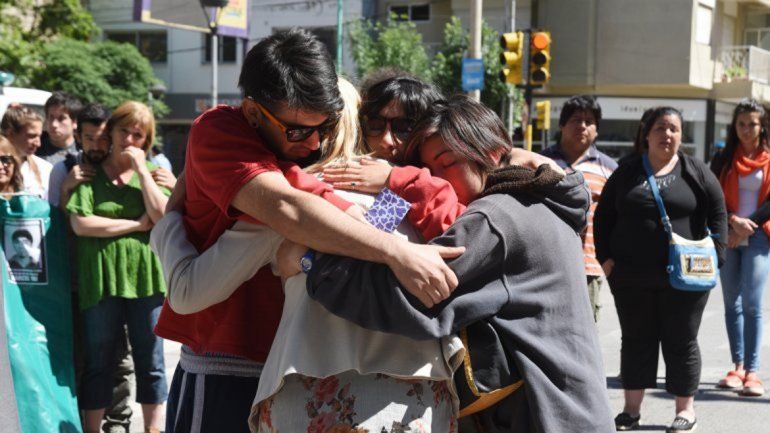 La mamá de la nena y sus hermanos conmocionados pidieron justicia.