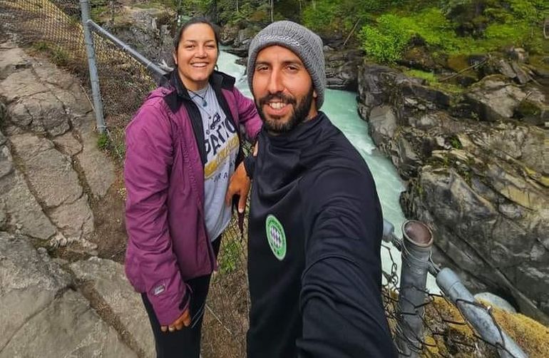 Emocionante: así fue la llegada de la pareja cipoleña que viajó a Alaska en una Kangoo