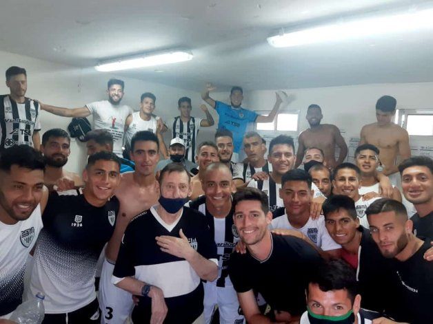 El Choly Alonso junto al plantel albinegro