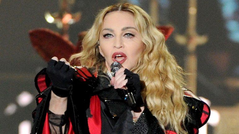 Madonna y una foto jugada con muletas en su cuenta en Instagram.
