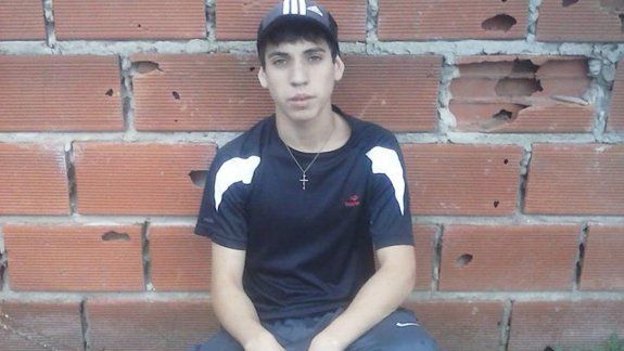 El asesino atacó a tres jóvenes con un cuchillo: mató a uno e hirió a dos.