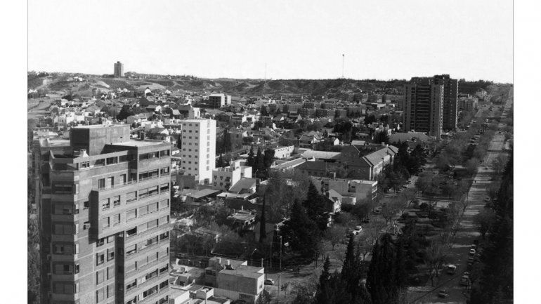 Unas 600 fotos de la revista CALF son parte de un proyecto de investigación sobre cómo creció Neuquén desde 1980 hasta 2010. Impresionan sectores marginados que hoy son de clase media.