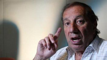 desubicado: bilardo critico a los que toman mate y se fue al pasto