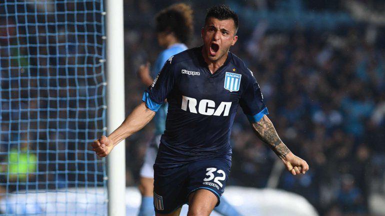 Racing goleó a Temperley bajo una intensa lluvia