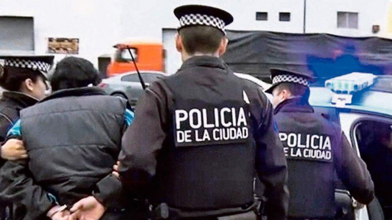 Policía intentó robar un auto a mano armada y fue detenido