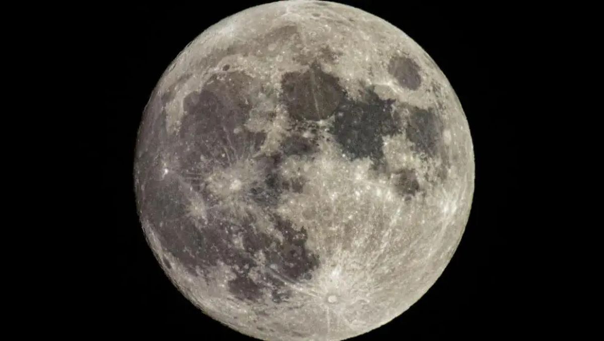 Descubren un misterioso e inmenso objeto en el lado oscuro de la Luna.
