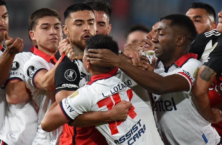 Paulo Díaz en medio del tumulto y a punto de ser golpeado en el rostro por Romero, que no vio la roja. Paulo Díaz en medio del tumulto y a punto de ser golpeado en el rostro por Romero, que no vio la roja.