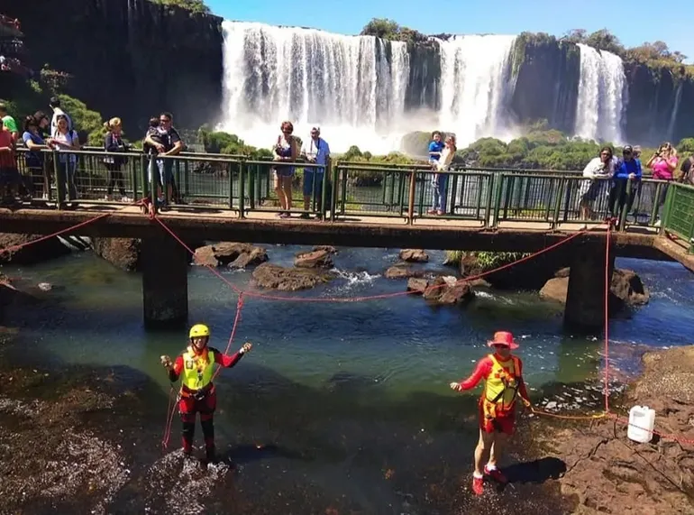 Voluntarios realizaron un operativo especial de limpieza en las Cataratas del Iguazú.
