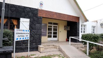 Efectivos observaron a la mujer narco mientras caminaba por el sector comercial. Efectivos observaron a la mujer narco mientras caminaba por el sector comercial.