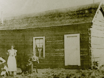 Butch Cassidy y Sundance Kid, junto con Etta Place, se mudaron a la Patagonia argentina en 1902, compraron una estancia en Cholila. Butch Cassidy y Sundance Kid, junto con Etta Place, se mudaron a la Patagonia argentina en 1902, compraron una estancia en Cholila.