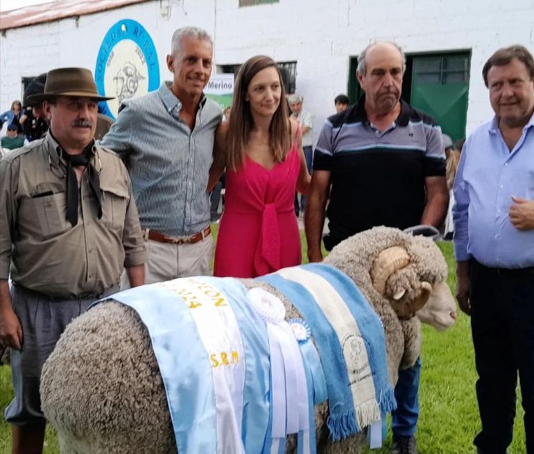El carnero de 4 dientes consagrado como Gran Campeón en la 86° Expo Rural de Trelew. El carnero de 4 dientes consagrado como Gran Campeón en la 86° Expo Rural de Trelew.