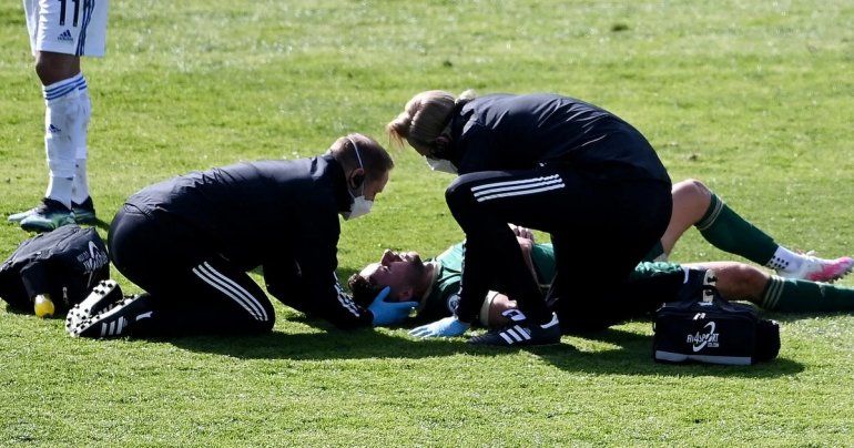 Escalofriante choque dejó nocaut a un jugador en la Premier League