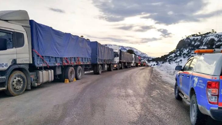 Gran parte de los camiones que llegan de Chile ingresan con cargas de salmones y cruzan por Pino Hachado. Gran parte de los camiones que llegan de Chile ingresan con cargas de salmones y cruzan por Pino Hachado.