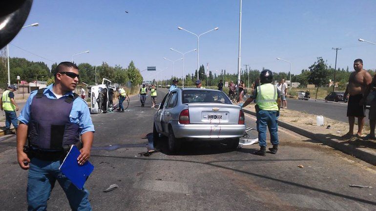 Rutas al rojo vivo: choque en la 22 y vuelco en la 40