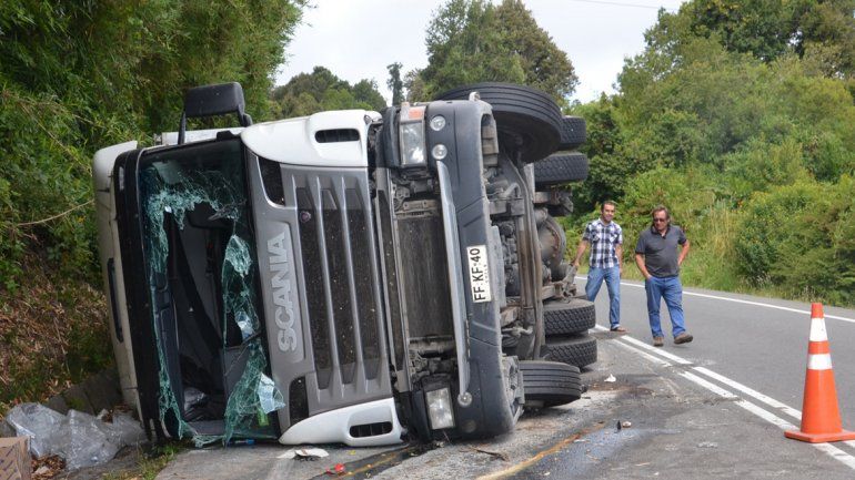 Espectacular vuelco de un camión chileno en el paso Samoré