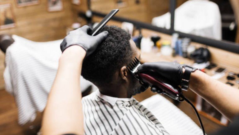 Indigente enamora TikTok tras un corte de cabello. | Foto referencia / Getty Images.