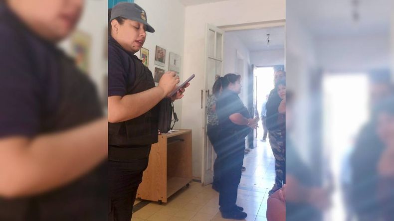 La policía dentro dle local partidario del Partido Justicialista. | LM Neuquen La policía dentro dle local partidario del Partido Justicialista.