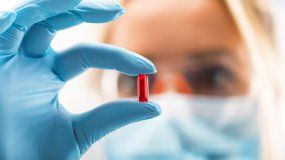 La cladribina es el principio activo de esta droga, presentada en comprimidos de 10 miligramos y desarrollada por el laboratorio alemán Merck.