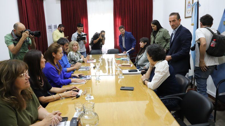 El ministro de Gobierno, Jorge Tobares, y la secretaria General de ATEN, Fany Mansilla, encabezaron la reunión. | LM Neuquen El ministro de Gobierno, Jorge Tobares, y la secretaria General de ATEN, Fany Mansilla, encabezaron la reunión.