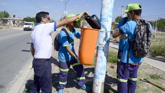 Los empleados municipales instalaron los cestos.