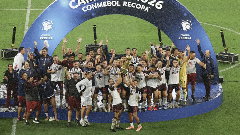 Lanús vendió a su héroe en la Recopa: la brutal cifra y a dónde se va