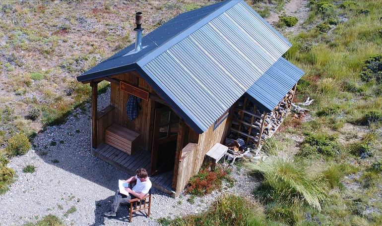 Todos los refugios tienen una salamandra y los guardaparques dejan leñas a disposición de los visitantes. Todos los refugios tienen una salamandra y los guardaparques dejan leñas a disposición de los visitantes.